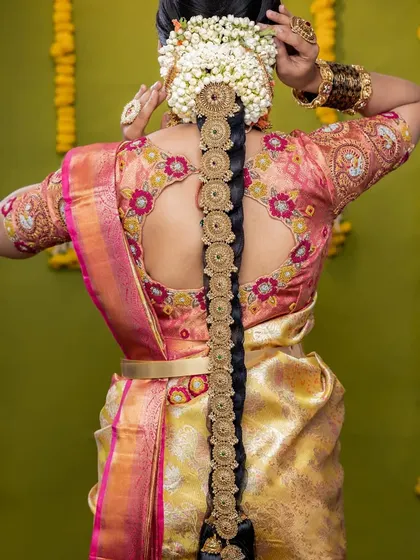 The back view is just as important. Here you can see the beautiful hair accessory that completes the bridal hairstyle, matching the rest of the jewellery.