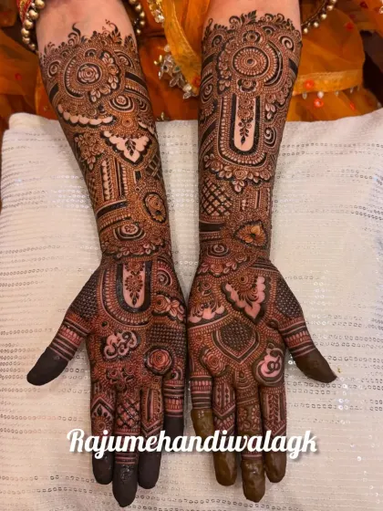 A very heavy and intricate design that covers the entire hand with complex patterns. The dark stain shows the quality of my henna.