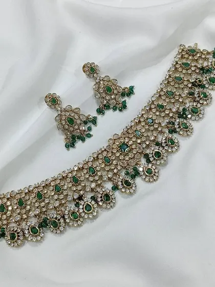 This choker set features rich emerald green stones, perfect for adding a pop of colour. It is a popular rental choice for Mehendi and Sangeet ceremonies.