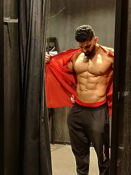 Getting the body is the hard part; going to the beach is easy. This photo from a changing room shows the kind of physique that looks great anywhere.