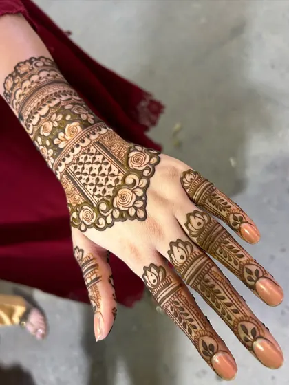 This elegant back-hand design features a wide cuff with rose patterns and delicate work on the fingers. It's a sophisticated choice for any festive occasion.