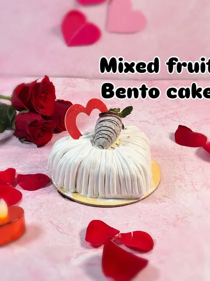 Light, fresh, and romantic. This heart-shaped Mixed Fruit Bento cake is topped with a chocolate-dipped strawberry, making it a refreshing and sweet dessert for you and your valentine.