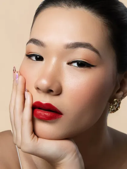 The power of a classic look is undeniable. Here, I focused on creating a flawless, glowing complexion, a razor-sharp winged liner, and a perfectly defined red lip for a timeless and confident statement.