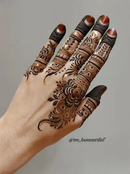 A beautiful and simple back-hand design that focuses on the fingers. It's perfect for someone who wants a touch of henna without full coverage.