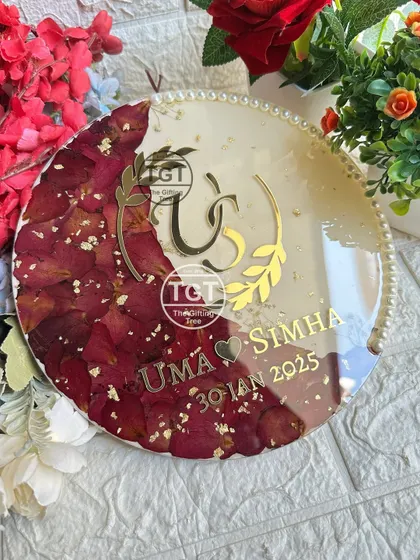 The glossy finish of the resin protects the delicate petals and gives the entire piece a luxurious feel. The pearl border adds a final touch of elegance.