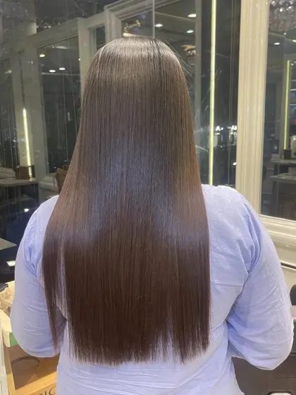 This is the result of a treatment designed to protect hair from sun damage. The final look is perfectly straight, smooth, and healthy, ready to withstand environmental stressors.