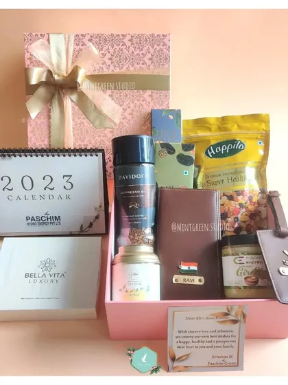 A closer look at one of our New Year corporate hampers. We combined a desk calendar with a personalized passport cover, luxury coffee, and healthy snacks for a useful and elegant client gift.