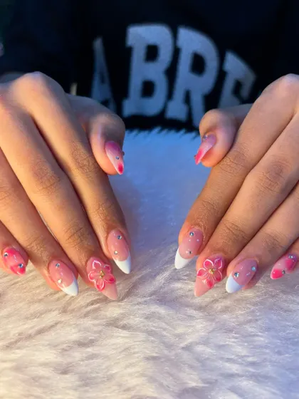 The perfect manicure for your next holiday. This set is fun, vibrant, and expertly crafted by our talented nail artists to get you in the vacation mood.