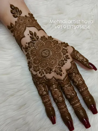 A perfect example of classic art meeting modern style. This design features a traditional mandala at the center, surrounded by detailed work on the fingers and a delicate wrist cuff, proving that elegance is in the details.