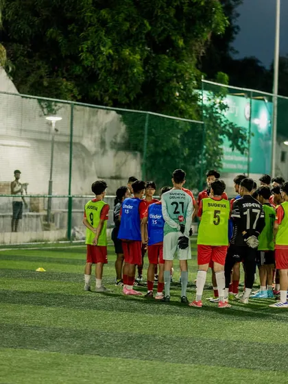A huddle with a VfB Stuttgart technical coach during our special football camp. These moments are crucial for our players to receive direct feedback, ask questions, and understand the tactical instructions for the next drill.