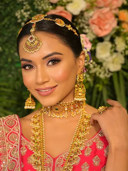 Less is more, but that doesn’t mean it can’t be epic. This South Indian bridal look showcases our ability to create a flawless, radiant base that balances beautifully with heavy gold jewelry.