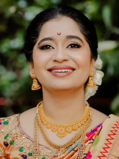 A classic, beautiful close-up bridal portrait.