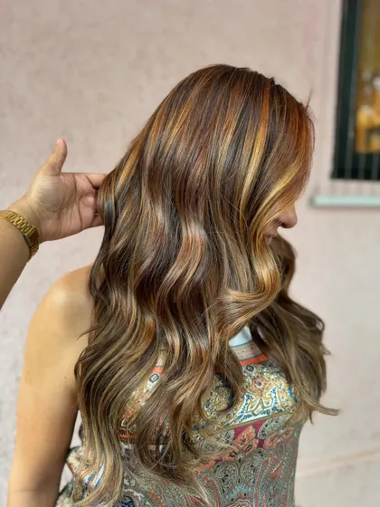 Look at the dimension in this non-bleach color correction. The layers and waves really make the different shades of brown pop. (No filter)