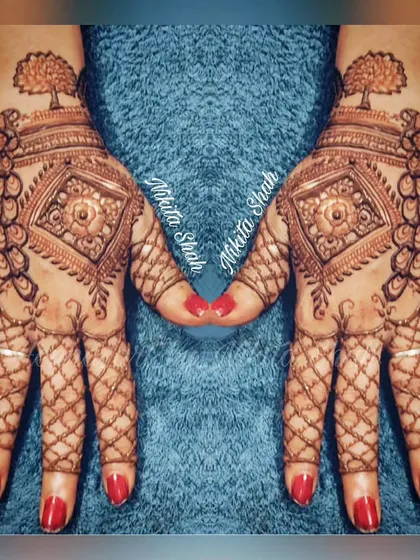 An Indo-Western back-hand design with a tree-of-life motif. The net pattern on the fingers adds a touch of traditional intricacy.