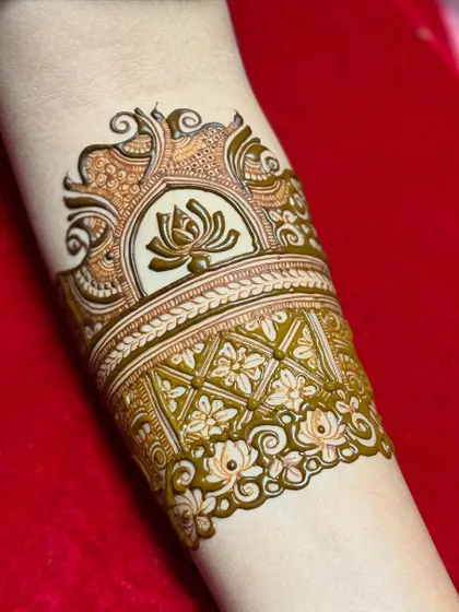 Now we build complexity by adding a geometric floral grid. This technique, known as 'jaal', is a versatile skill for filling larger spaces in bridal mehendi.