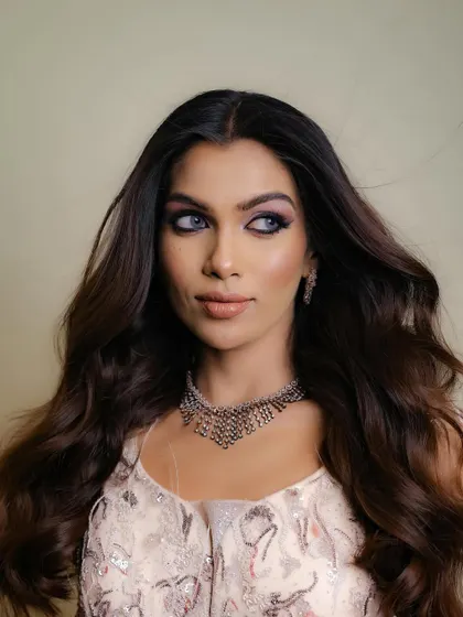 This look is all about confidence and glamour, perfect for making a statement.