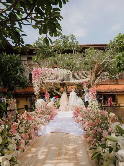 In the soulful landscape of Sri Lanka, we designed a floral aisle that appears to float over water, leading to a mandap nestled among the trees. This is how we believe destination weddings should feel: effortless, breathtaking, and perfectly integrated with the natural beauty of the location.