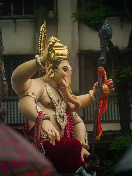 Another angle of the Chinchpoklicha Chintamani idol, this time focusing on its powerful posture and the details of its adornments as it moves through the city.