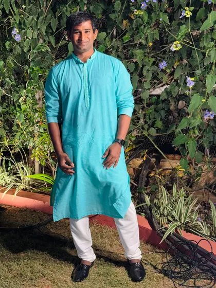 A simple portrait at an outdoor wedding venue. My personal style is approachable and energetic, just like my choreography.