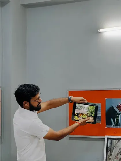 Explaining the reference photo and my approach before starting a landscape demonstration at the Hyderabad workshop.