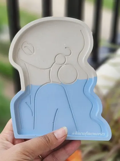 My lady trinket tray in a beautiful two-tone design of white and blue. This artistic tray is perfect for holding your rings, earrings, or other small treasures.