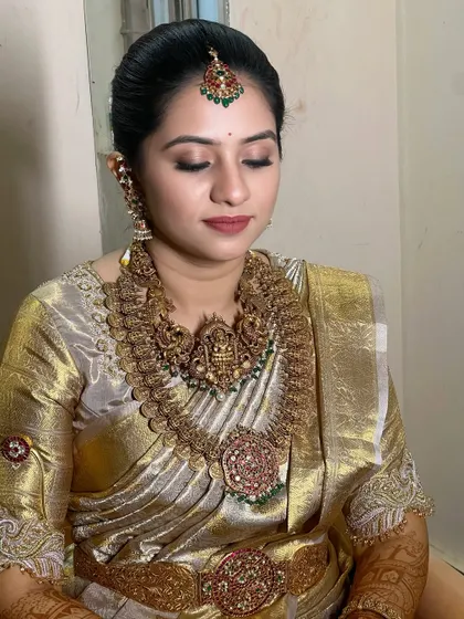 This bride's look is all about timeless elegance. The training covers how to achieve this soft yet defined eye makeup and a lip color that enhances the bride's natural beauty, paired with a classic gold Kanjeevaram.