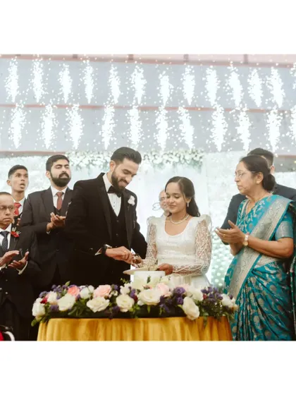 The cake-cutting ceremony, a classic reception moment, made even more special with a backdrop of cold fireworks, surrounded by the love and applause of family.