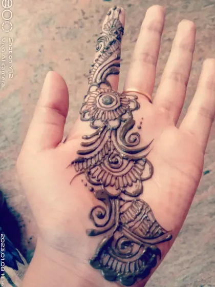 For those who want something very minimal, a simple design on just one finger can be very elegant. This is a perfect option for kids or guests who are short on time.