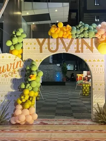 An entrance arch for a Lion King themed party. The 'Hakuna Matata' and 'Roar' signs welcome guests to the celebration.