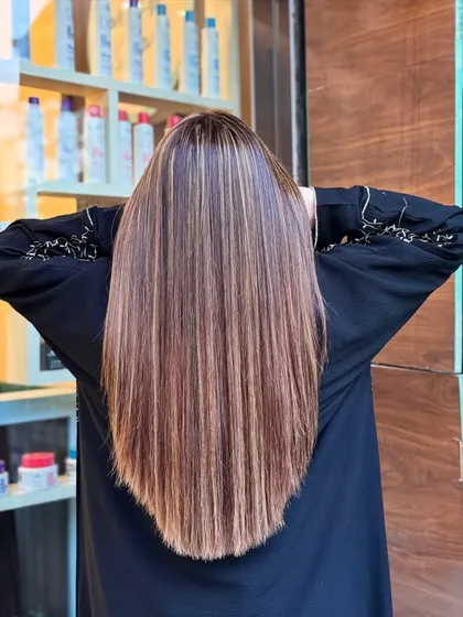 This look is all about sharp, defined highlights that stand out against the dark base color.