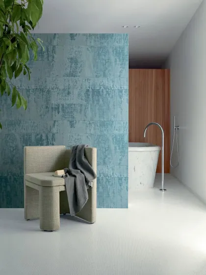 In the Atelier d’Artiste II collection, our iconic vinyl-effect raffia returns with a vibrant new palette. This bathroom application shows how the bold hue and texture can capture the essence of artisanal craftsmanship.