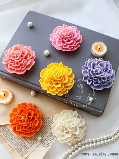 My floating Camellia candles are a simple way to add elegance to any space. This photo showcases the new shades I've added to the collection, from soft pinks and oranges to a classic ivory, all ready to float in your festive bowl.