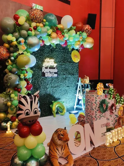 A closer look at the safari theme decor, highlighting the zebra balloon animal and other props that add detail to the scene.