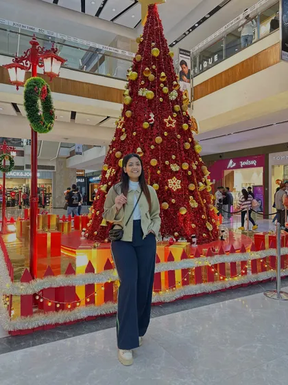 A full-length view of my casual and festive Christmas-time outfit.