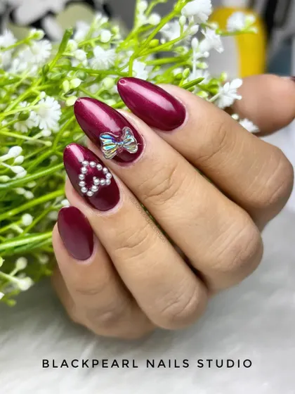 A romantic design perfect for Valentine's Day or an engagement. This set features a shimmery gel polish with a pearl heart and a delicate bow charm.