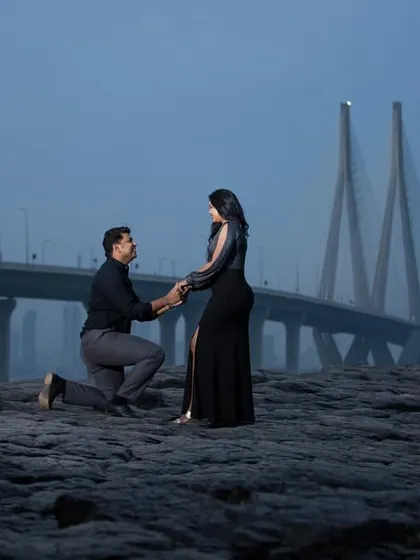 A grand proposal shot with the iconic Bandra-Worli Sea Link in Mumbai as the backdrop. I specialize in using cityscapes to create dramatic and memorable pre-wedding photos.