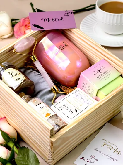 This open gift box feels like a slow Sunday morning, with a cup of chai, soft light, and self-care items waiting to be unwrapped. It’s a frame that captures a pause in a busy world.
