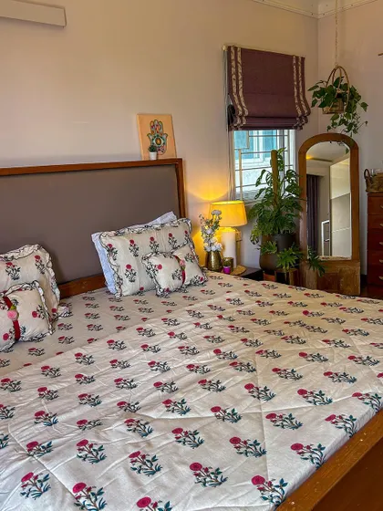A duplicate of 199, showcasing the lovely floral pattern.