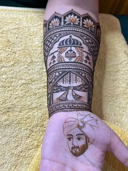 A close-up of the groom's portrait on the palm, complete with a turban and traditional attire. I can create detailed figures for both the bride and the groom.