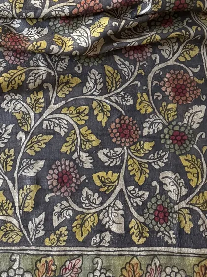 Another detailed shot of the main pattern, allowing for appreciation of the fine lines and color filling, all done by hand with a traditional kalam pen.