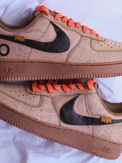 The final Arweave x ETH Mumbai sneakers. The coffee-dyed base, Mumbai doodles, and Off-White inspired swoosh come together to create a unique piece of streetwear art.