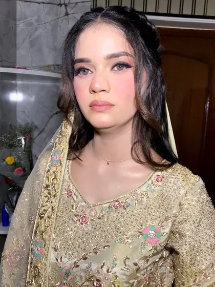 A close-up of the soft and subtle engagement makeup.