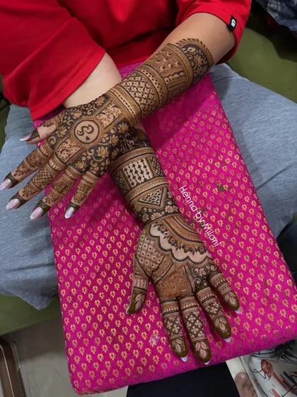 A full coverage bridal design with a personalized touch. The couple's initials are elegantly incorporated into the center of the palm.