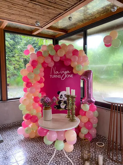 A full view of the panda-themed setup, including a number '1' foil balloon.