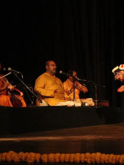 A moment of mutual respect between the dancer and the musicians on stage.
