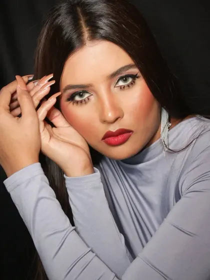 A full-face, direct-to-camera shot of this classic portfolio makeup.