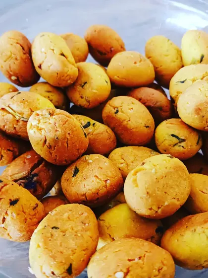 Methi mathri, small baked biscuits flavoured with fenugreek leaves. A wholesome and aromatic tea-time snack.