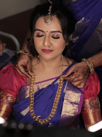A little peek at the process for Chinmayi's varpooje. I always bring my professional ring light to ensure the lighting is perfect, which helps in creating a flawless HD makeup application that looks amazing both in person and on camera.