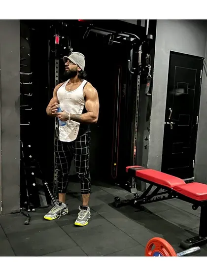 We grow through what we go through. Taking a quick water break between sets. Hydration and recovery are key.