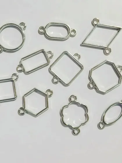 We also offer our bracelet bezel pack in a silver finish. This allows you to create a wide range of styles, from modern and sleek to classic and vintage.